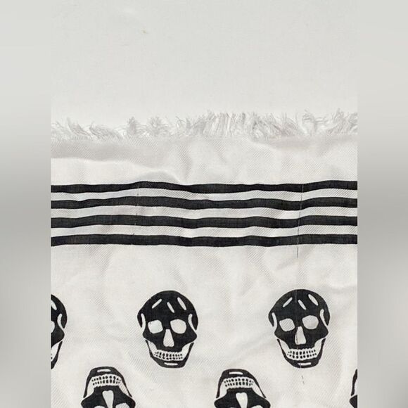 Alexander McQueen scarf in fabric with Skull print - Picture 14 of 15